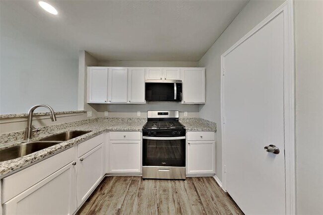 Building Photo - 11818 Sandy Stream Dr