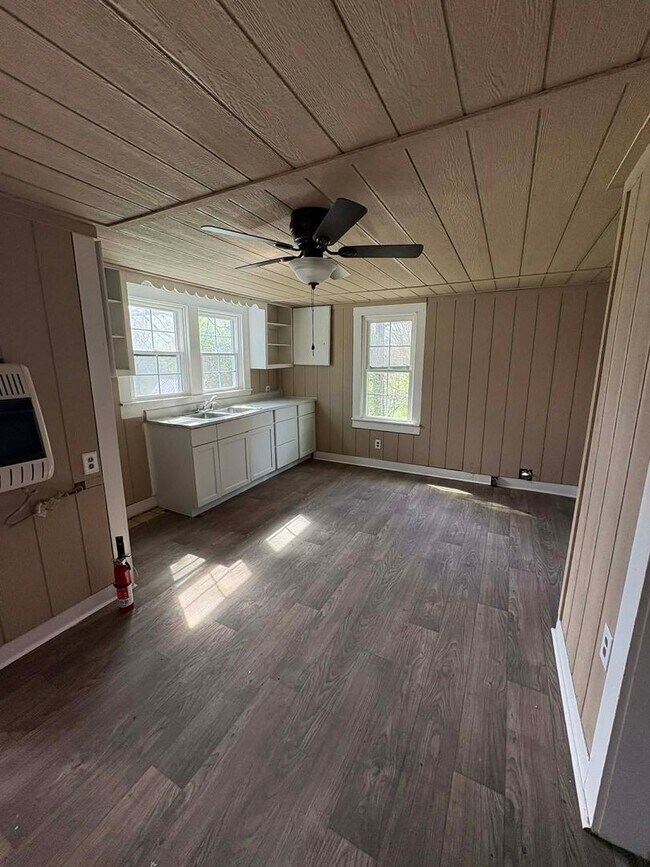 Building Photo - 205 - 205A