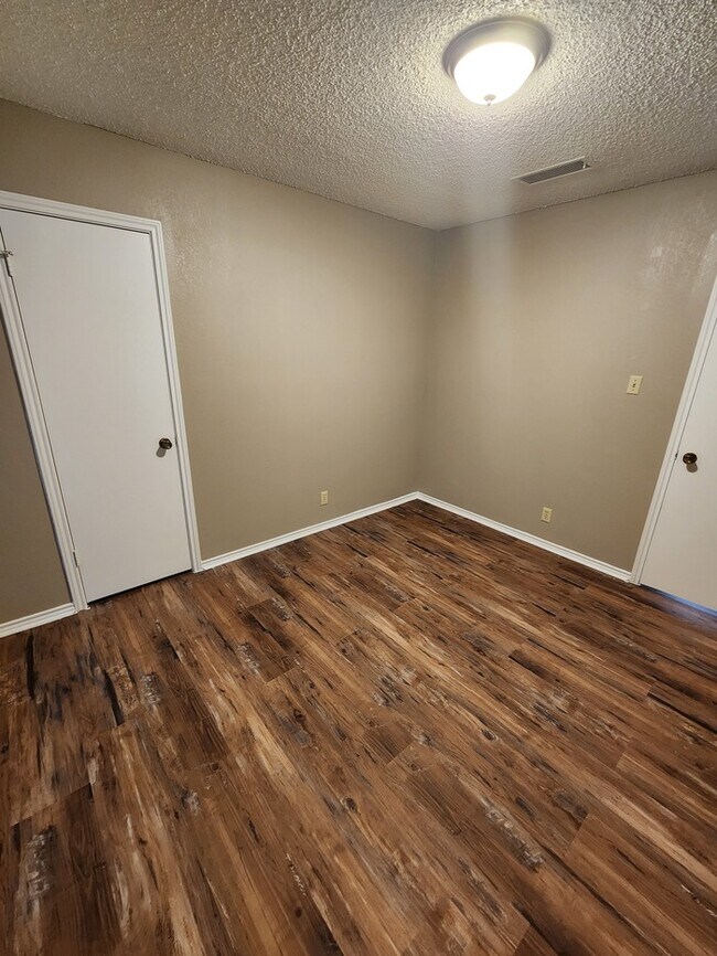 Building Photo - 3 bed 2 bath 2 car garage!