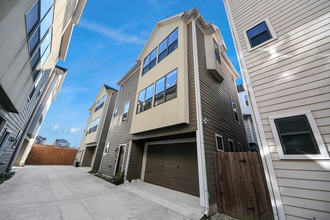 Building Photo - 916 W 20th St