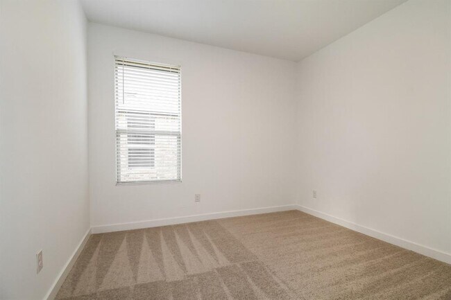 Building Photo - 1912 Ponderosa Pne Ln