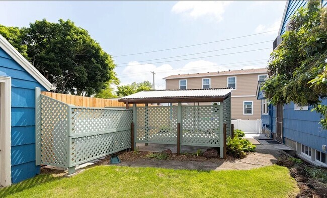 Building Photo - 6613 N Amherst St