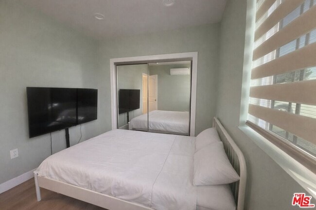 Building Photo - 1337 W Olive Ave