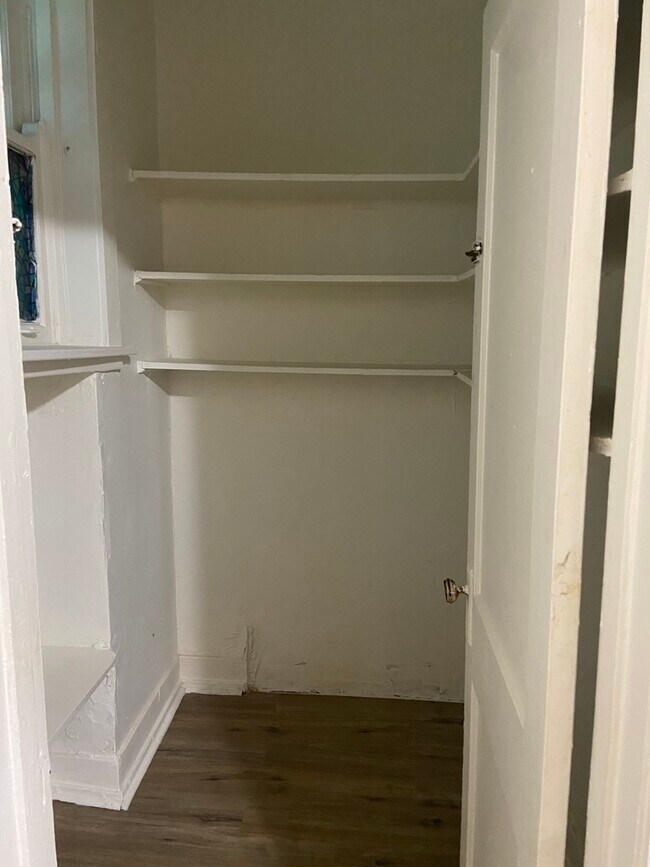 Building Photo - 622 N Trumbull Ave