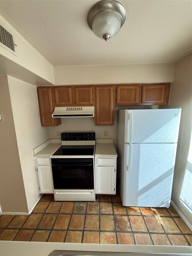 Building Photo - 305 Avondale St