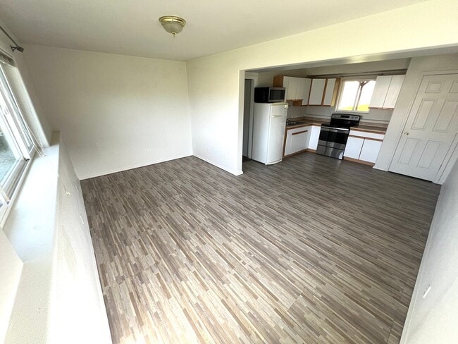 Building Photo - Pet Friendly 4 Bed 2 Bath Single Family Home W/ Fully Fenced Yard, Double Car Garage Located in E...