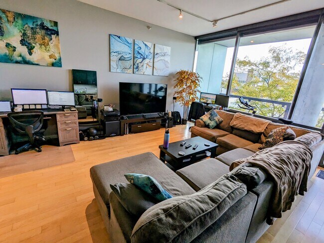 Building Photo - 860 W Blackhawk St