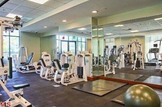 Building Photo - GORGEOUS TOP FLR CONDO BY CENTRAL PARK w/LAUNDRY+PATIO+2 CAR Parking