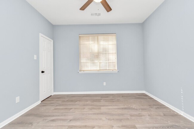 Building Photo - 19 Long Springs Pl