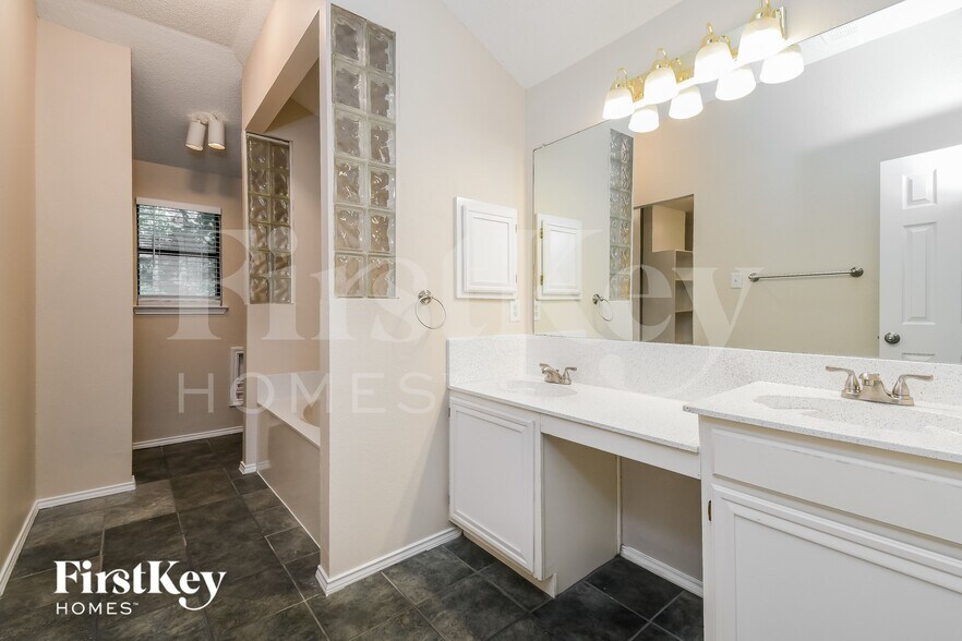 Building Photo - 905 Shady Brook Ln