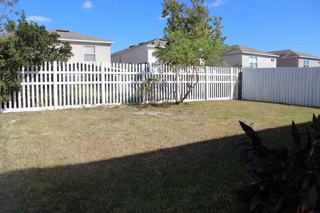 Building Photo - Lovely  3/2.5 Home w/ 2nd floor loft and f...