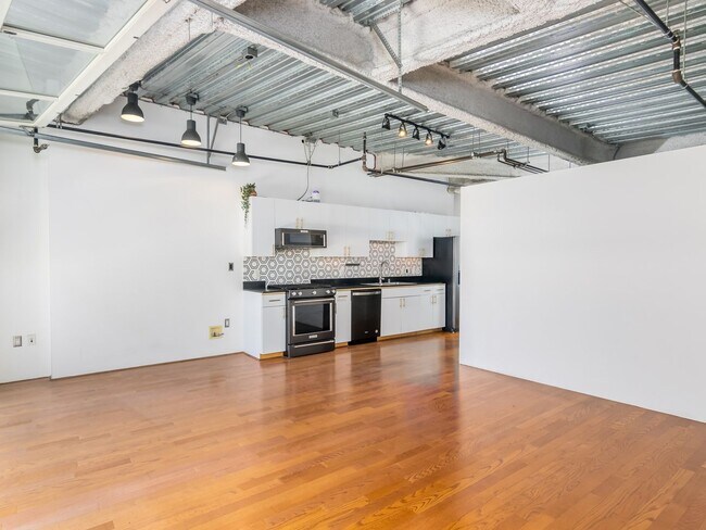 Building Photo - Top Floor 1 Bedroom Loft in Los Angeles