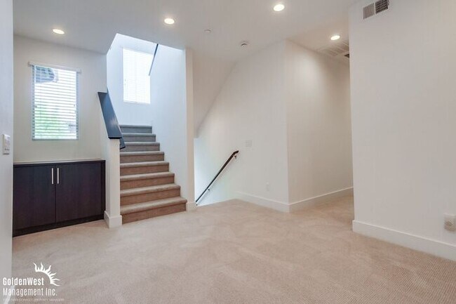Building Photo - Modern 3Bdm 2.5Ba Townhome in the Heart of...