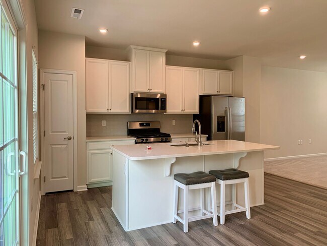 Building Photo - WONDERFUL Townhome in North East Raleigh, Available Now!