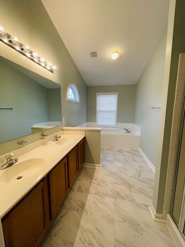Building Photo - STAFFORD HOME - LARGE 5 BEDROOMS!