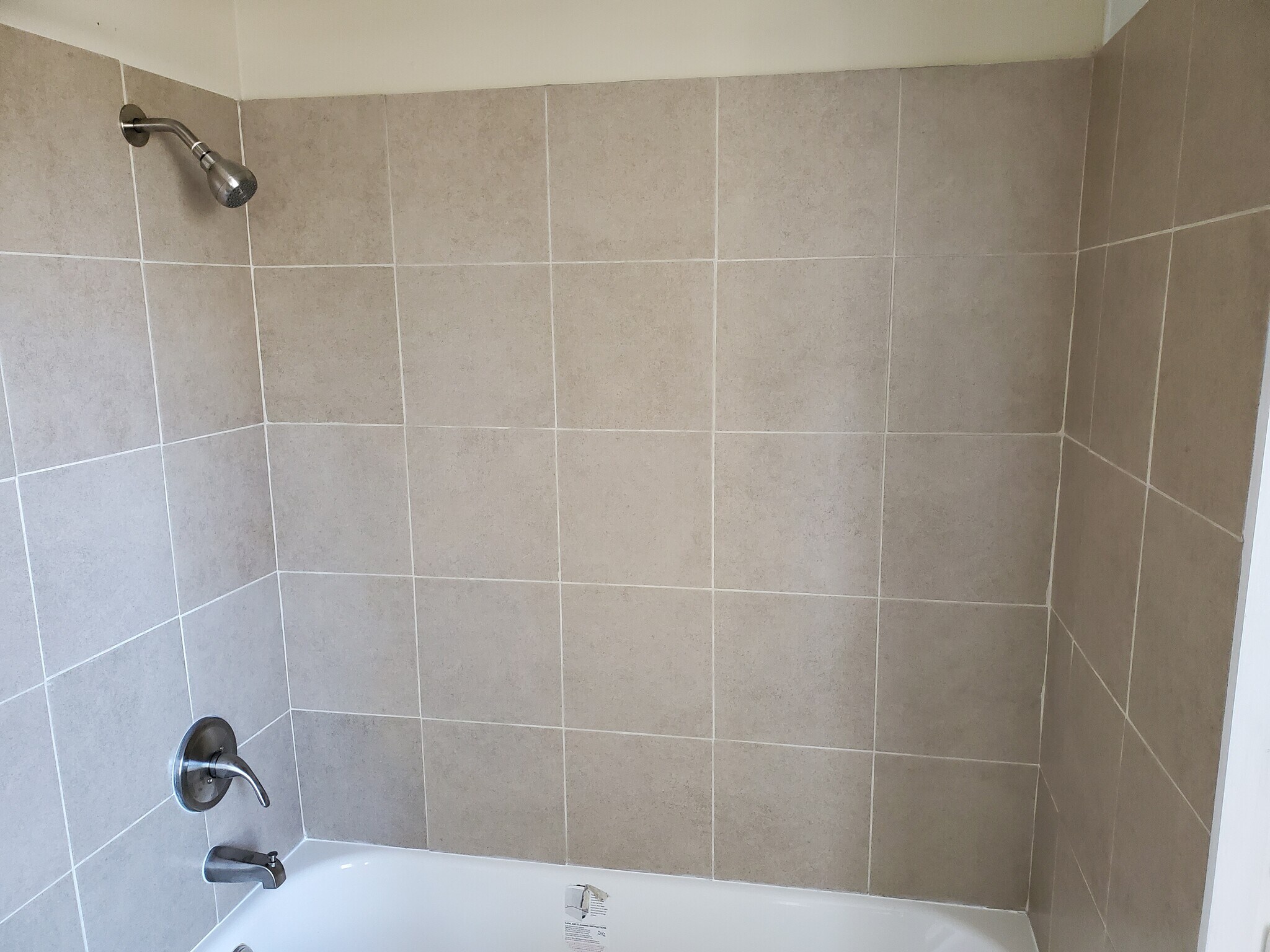 Bathtub/Shower - 216 NE Douglas St