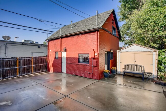 Building Photo - Cozy 1 bedroom updated brick cottage home!