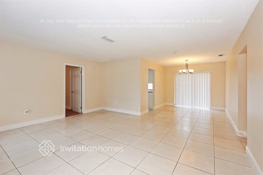 Building Photo - 8744 Southampton Dr