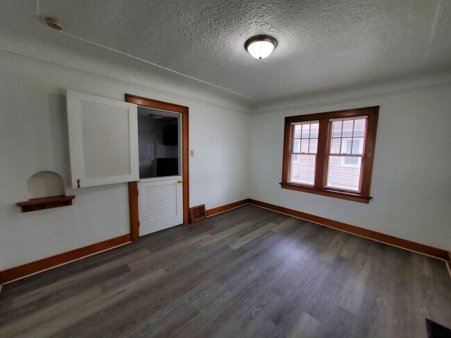 Building Photo - FOR RENT- Large Home with Fenced in Yard n...