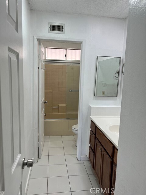 Building Photo - 924 N Quince Ave
