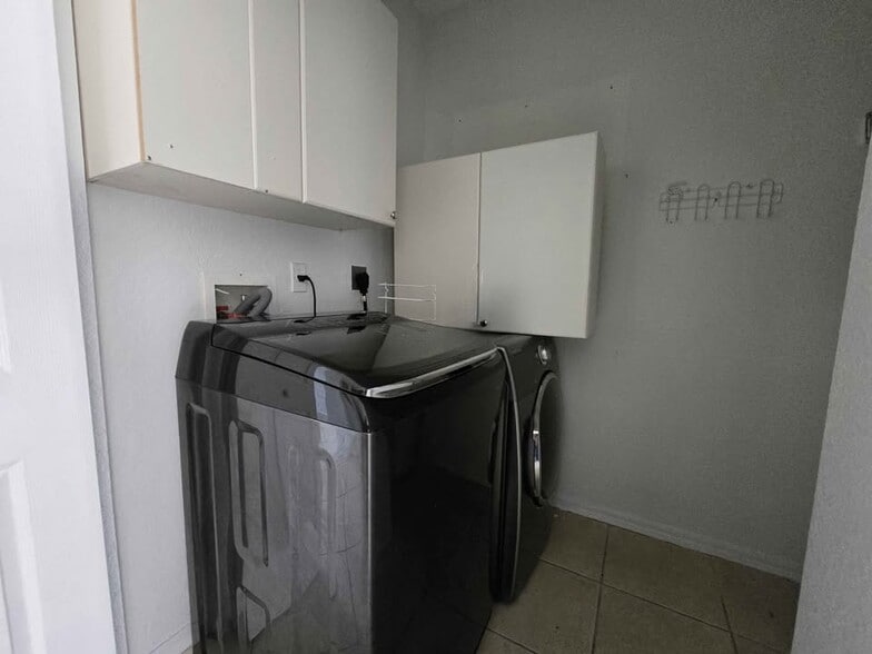 Building Photo - 10924 SW 182nd Ln