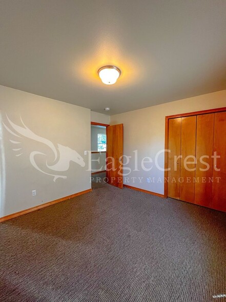 Building Photo - Large 6-Bedroom Whitman Neighborhood House; *Half Off 2nd Month Rent*