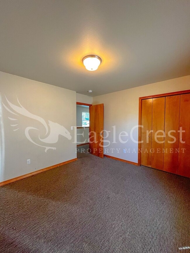 Building Photo - Large 6-Bedroom Whitman Neighborhood House; *Half Off 2nd Month Rent*