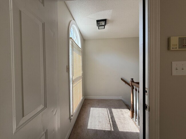 Building Photo - Spacious Two Bedroom, 2nd Floor Condo with Private Balcony. SHOWN BY APPOINTMENT ONLY!