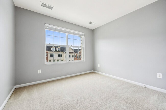 Building Photo - Stunning luxury townhome in the Fieldstone...