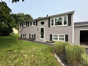 Building Photo - 17 Meadow St