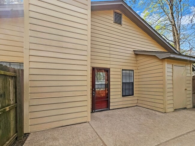 Building Photo - Recently Updated 2/2.5 Flat in Duplex Building - Housing Vouchers Accepted