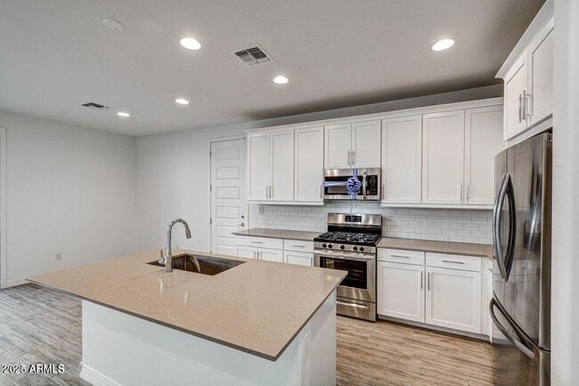 Building Photo - 9916 E Tillman Ave