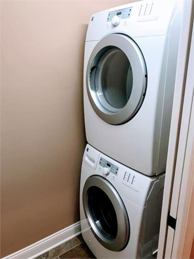 Building Photo - Townhouse in Forest