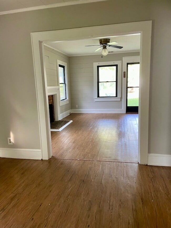 Building Photo - Cute 2 bedroom house