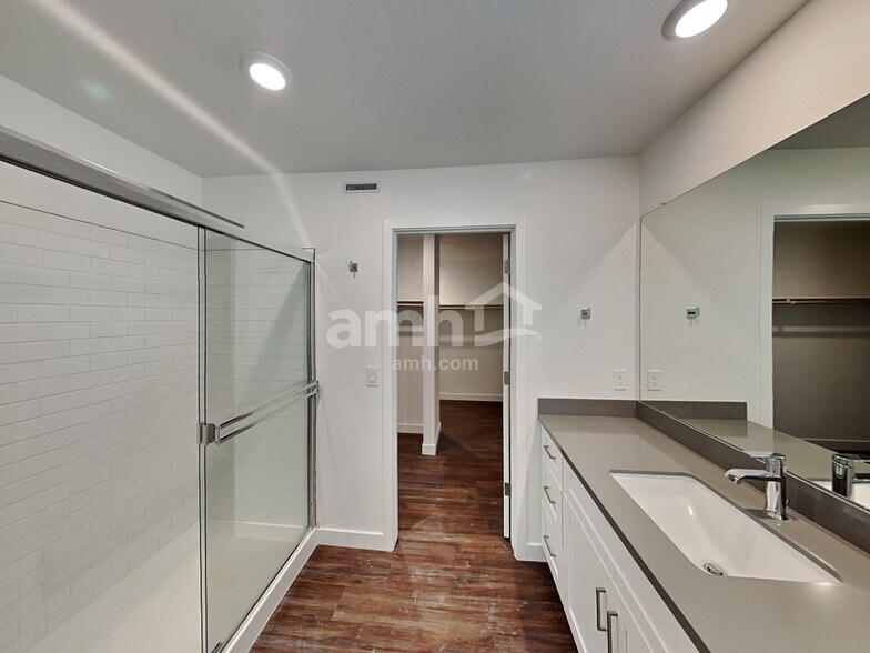 Building Photo - 2124 W Alicia Dr