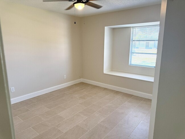 Building Photo - 333 NE Floresta Dr