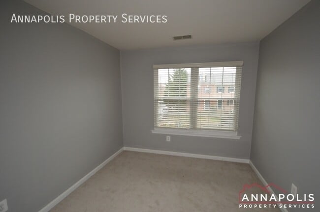 Building Photo - 546 Francis Nicholson Way