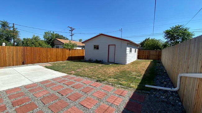 Building Photo - Recently Renovated 2 Bed 1.5 Bath Single F...