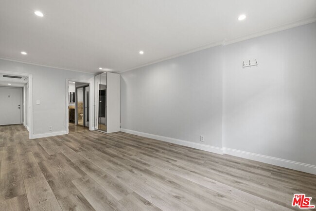 Building Photo - 423 Rexford Dr