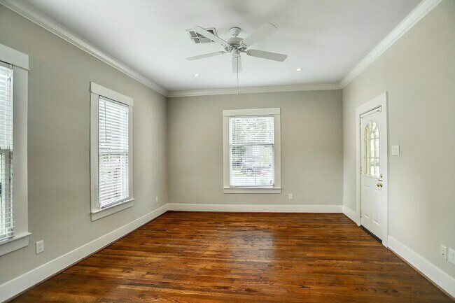 Building Photo - 1021 Louise St