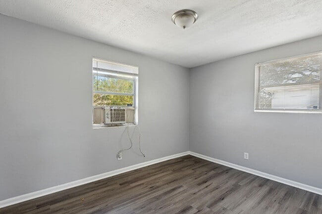 Building Photo - 1110 W 29th St