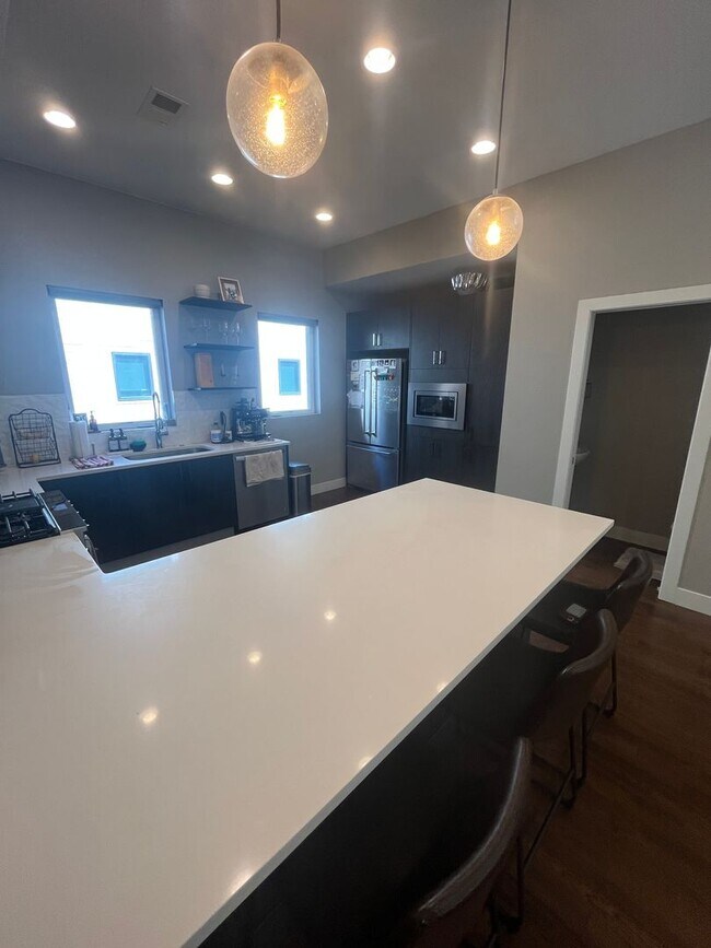 Building Photo - 2 Bed, 1 Bath Townhouse with Roof Top Deck