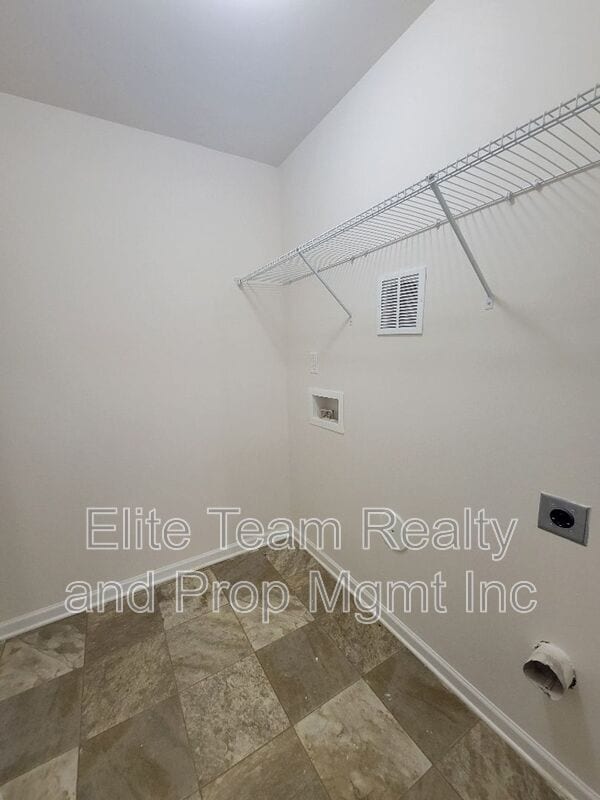 Building Photo - 5823 Hewitt Dr