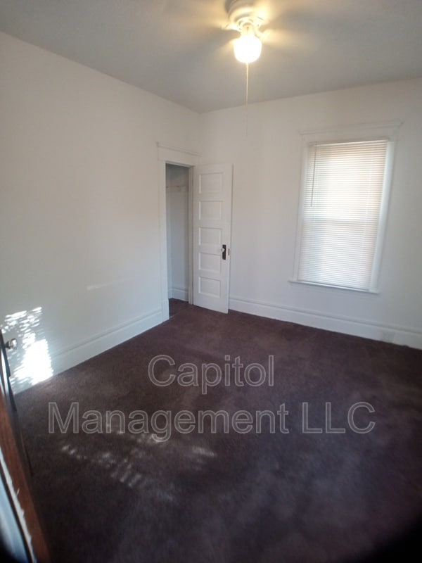 Building Photo - 220 W Lapeer St
