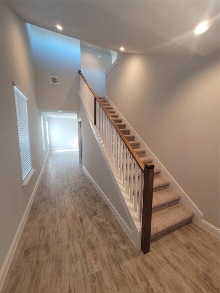 Building Photo - 120 Free Stone Dr