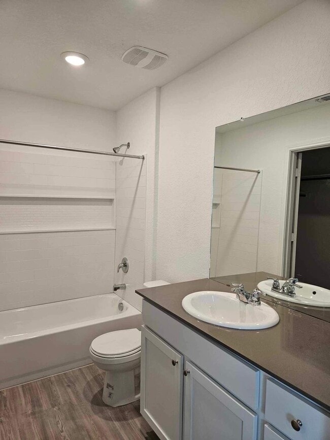 Building Photo - Welcome to Your Home in the Desirable Vida Subdivision!
