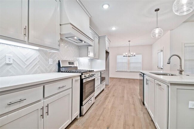 Building Photo - 5 Stoneleigh Ln