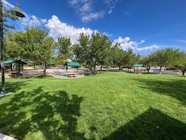 Building Photo - BEAUTIFUL 2BD/2BA SOUTHEAST