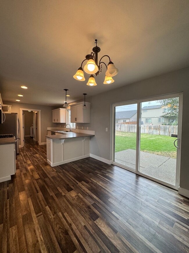 Building Photo - HUGE PET FRIENDLY Rental