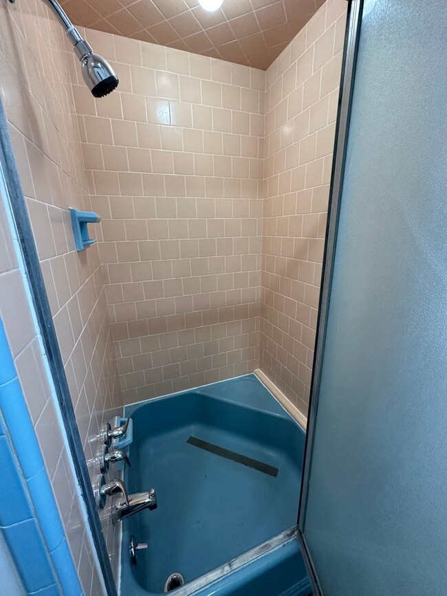 Building Photo - Three bedroom, one bath, downtown Bishop